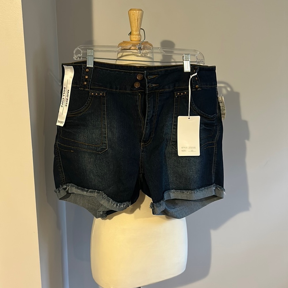 Sandpiper Studded Shorts. Size 22